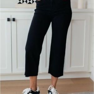 JUDY BLUE WIDE LEG CROP JEANS IN BLACK (size 1/25)